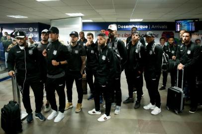  FLORIANÓPOLIS, SC, BRASIL, 21/08/2019: Atletas do Figueirense chegam a Florianópolis após confusão em Cuiabá e recebem apoio. Grupo de torcedores se reuniu no saguão do Aeroporto Hercílio Luz para recepcionar os jogadores. (Foto: Gabriel Lain/Diário Catarinense)Indexador: EMERSON SOUZA