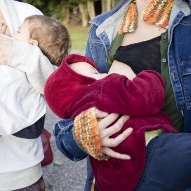  CAXIAS DO SUL, RS, BRASIL 05/08/2018Mães, gestantes e lactantes participaram do mamaço promovido pelo grupo Nascer Sorrindo, entidade que realiza atividades voltadas ao parto humanizado e à amamentação. O evento ocorreu na Biblioteca Parque, na Estação Férrea, em Caxias. O ato integra movimento nacional de ações alusivas ao Mês da Amamentação, promovido pelo Ministério da Saúde. (Elysée Nyland/Divulgação)Indexador: Felipe Nyland