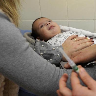  CAXIAS DO SUL, RS, BRASIL (22/08/2019)Bebê sendo vacinado. (Antonio Valiente/Agência RBS)