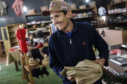  ESTEIO, RS, BRASIL - 2019.08.21 - Preparativos finais para Expointer 2019, em Esteio. Na foto: Jederson Barros, cliente comprando bombacha (Foto: ANDRÉ ÁVILA/ Agência RBS)Indexador: Andre Avila