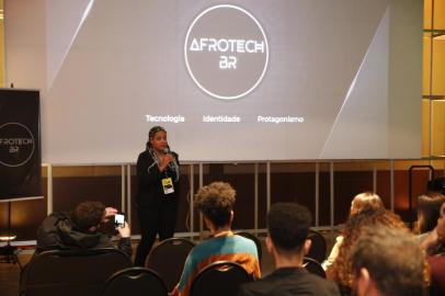  PORTO ALEGRE, RS, BRASIL - 2019.08.22 - Maior conferência de JavaScript do mundo, BrazilJS chega à 9ª edição, em Porto Alegre. Na foto: Andreza Rocha, da AfrotechBR International Meeting, idealizado pela AfrotechBR, comunidade brasileira de profissionais negros que integram o ecossistema de informação e inovação. (Foto: ANDRÉ ÁVILA/ Agência RBS)