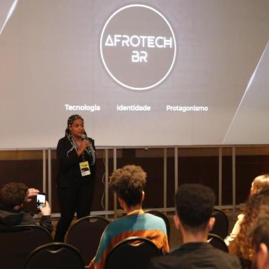  PORTO ALEGRE, RS, BRASIL - 2019.08.22 - Maior conferência de JavaScript do mundo, BrazilJS chega à 9ª edição, em Porto Alegre. Na foto: Andreza Rocha, da AfrotechBR International Meeting, idealizado pela AfrotechBR, comunidade brasileira de profissionais negros que integram o ecossistema de informação e inovação. (Foto: ANDRÉ ÁVILA/ Agência RBS)