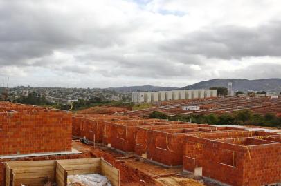  PORTO ALEGRE, RS, BRASIL 19/08/2019 - Obra parada por conta do atraso nos recursos, mulher que aguarda a conclusão do empreendimento para se mudar. (FOTO: ROBINSON ESTRÁSULAS/AGÊNCIA RBS)