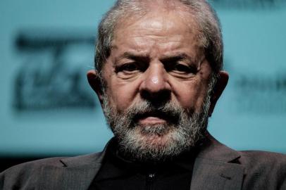  (FILES) This file picture taken on June 6, 2016 shows former Brazilian President Luiz Inacio Lula da Silva during the launching ceremony of the campaign against the interim government of Michel Temer by the National Committee in Defense of Public Enterprises in Rio de Janeiro, Brazil.Former Brazilian president Luiz Inacio Lula da Silva is to face trial on charges that he attempted to obstruct the giant Petrobras corruption probe, officials said on July 29, 2016. "The charge is obstruction of justice" linked to the Petrobras embezzlement probe, named Operation Car Wash, a spokesman for the justice ministry told AFP. / AFP PHOTO / Yasuyoshi ChibaEditoria: CLJLocal: Rio de JaneiroIndexador: YASUYOSHI CHIBASecao: trialsFonte: AFPFotógrafo: STF