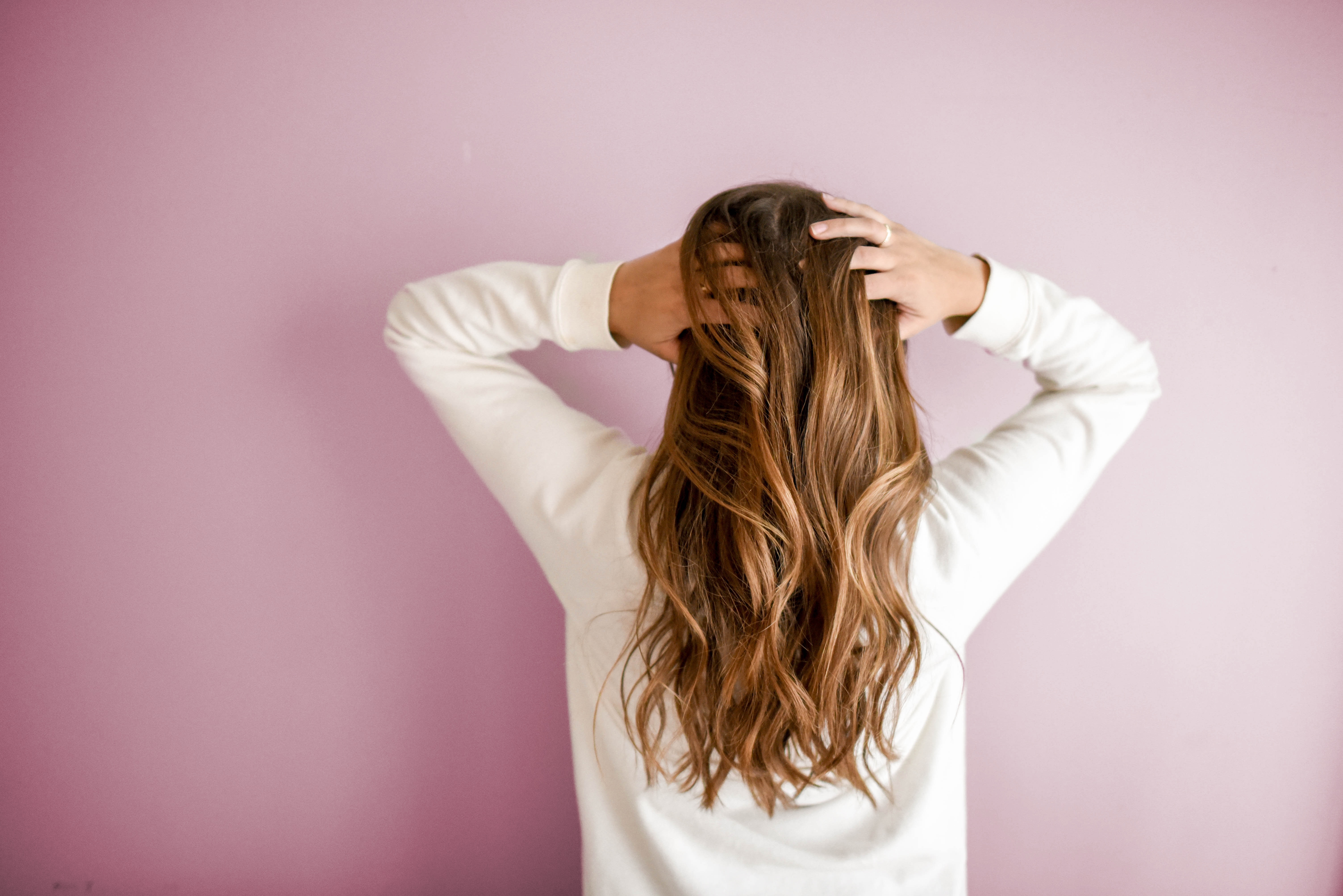 As melhores dicas para manter o cabelo lindo e saudável no verão - Bulbo  Raiz