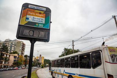  PORTO ALEGRE, RS, BRASIL, 12/06/2018 : Licitação de relógios de rua fica para o segundo semestre. Processo para contratar empresa responsável por instalar novos aparelhos não começará antes de agosto. Equipamentos pararam de funcionar há três anos. (Omar Freitas/Agência RBS)Indexador: Omar Freitas