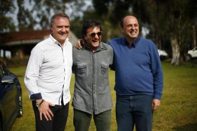 GRAMADO, 22/08/2019. Revista Caras e marca Kia promovem almoço durante o Festival de Cinema de Gramado, no hotel La Hacienda. Na foto, Roberto Birindeli (artista) entre Edson Néspolo, presidente da Gramadotur, e Fedoca, prefeito de Gramado.