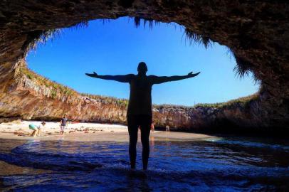 Puerto Vallarta é uma ótima alternativa para sair do turismo de massa de Cancún. E, partindo dela, através de um passeio de barco, é que chegamos à linda e inabitada Praia Escondida. A única forma de chegar até a praia é pulando na água (quando a maré permite) e nadando por cerca de 200 metros, passando por baixo de uma caverna, para finalmente pisar na areia. É uma experiência incrível. O lugar perfeito para se desligar de tudo e se conectar com a natureza. O visual diz tudo.Fernando MuratoreDe Porto Alegre, em maio de 2019