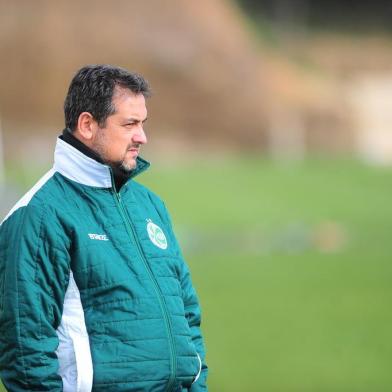  CAXIAS DO SUL, RS, BRASIL, 22/08/2019. Treino do Juventude no CT. O Ju se prepara para enfrentar o Ypiranga de Erechim, na última rodada da fase de classificação da sére C do Campeonato Brasileiro. Na foto, técnico Marquinhos Santos. (Porthus Junior/Agência RBS)