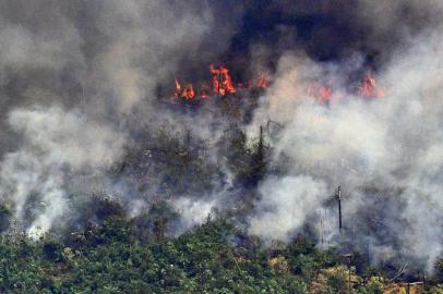  Aerial picture showing smoke from a two-kilometre-long stretch of fire billowing from the Amazon rainforest about 65 km from Porto Velho, in the state of Rondonia, in northern Brazil, on August 23, 2019. - Bolsonaro said Friday he is considering deploying the army to help combat fires raging in the Amazon rainforest, after news about the fires have sparked protests around the world. The latest official figures show 76,720 forest fires were recorded in Brazil so far this year -- the highest number for any year since 2013. More than half are in the Amazon. (Photo by Carl DE SOUZA / AFP)Editoria: DISLocal: Porto VelhoIndexador: CARL DE SOUZASecao: fireFonte: AFPFotógrafo: STF