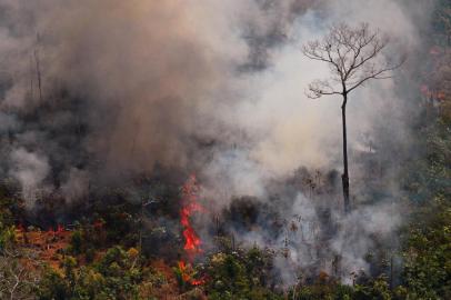  Aerial picture showing a fire raging in the Amazon rainforest about 65 km from Porto Velho, in the state of Rondonia, in northern Brazil, on August 23, 2019. - Bolsonaro said Friday he is considering deploying the army to help combat fires raging in the Amazon rainforest, after news about the fires have sparked protests around the world. The latest official figures show 76,720 forest fires were recorded in Brazil so far this year -- the highest number for any year since 2013. More than half are in the Amazon. (Photo by Carl DE SOUZA / AFP)Editoria: DISLocal: Porto VelhoIndexador: CARL DE SOUZASecao: fireFonte: AFPFotógrafo: STF