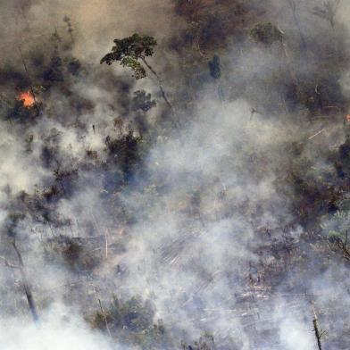  Aerial picture showing smoke from a two-kilometre-long stretch of fire billowing from the Amazon rainforest about 65 km from Porto Velho, in the state of Rondonia, in northern Brazil, on August 23, 2019. - Bolsonaro said Friday he is considering deploying the army to help combat fires raging in the Amazon rainforest, after news about the fires have sparked protests around the world. The latest official figures show 76,720 forest fires were recorded in Brazil so far this year -- the highest number for any year since 2013. More than half are in the Amazon. (Photo by Carl DE SOUZA / AFP)Editoria: DISLocal: Porto VelhoIndexador: CARL DE SOUZASecao: fireFonte: AFPFotógrafo: STF