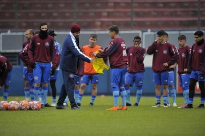  CAXIAS DO SUL, RS, BRASIL, 23/08/2019Caxias treino no estádio do centenário para enfrentar o Grêmio (sub 23) pela Copa Seu Verardi. Antunes (lateral) - pegando o colete(Lucas Amorelli/Agência RBS)