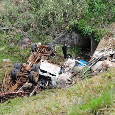  FARROUPILHA, RS, BRASIL, 23/08/2019. Um caminhão carregado de bovinos saiu da pista e capotou em Farroupilha no início da manhã desta sexta-feira (23), por volta das 9h. O acidente aconteceu no km 46 da ERS 122, trecho perto do local conhecido como Curva da Morte. De acordo com informações do Grupo Rodoviário, 10 animais morreram e três sobreviveram, mas estão gravemente feridos. O motorista do caminhão, que estava sozinho no veículo, sofreu lesões leves. O trânsito na rodovia está liberado e é acompanhado por policiais rodoviários. O caminhão que capotou é um Mercedes Benz 1620 com placas de Guarapuana (PR). (Porthus Junior/Agência RBS)