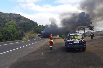 Um caminhão com carga de papelão e materiais para reciclagem pegou fogo nesta sexta-feira na BR-386, em Pouso Novo. O caso aconteceu por volta das 14h30min no km 296 da rodovia. Segundo a Polícia Rodoviária Federal, o caminhão pegou fogo sozinho. As chamas consumiram totalmente o veículo. O condutor não ficou ferido. O caminhão tem placas de Irani, em Santa Catarina.