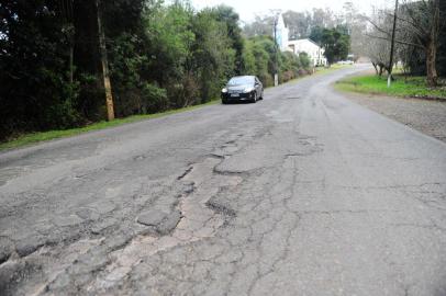  GARIBALDI, RS, BRASIL, 23/08/2019. Daer diz que fará tapa-buracos na VRS-813, entre Farroupilha e Garibaldi, nas próximas semanas. Relatos de motoristas são de buracos de até 20 centímetros de profundidade, entre a localidade de Desvio Blauth, em Farroupilha, e Garibaldi. Na foto, trecho próximo da Fenachamp. (Porthus Junior/Agência RBS)