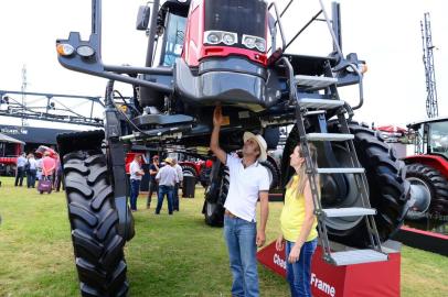  NÃO-ME-TOQUE, RS, BRASIL, 05-03-2018. Dia da Abertura oficial da Expodireto Cotrijal. Perfil de quem é disputado na feira, na foto: Casal Rafael Fontana e Elisângela Kroth Fontana. Eles são de Jóia. (DIOGO ZANATTA/ESPECIAL)