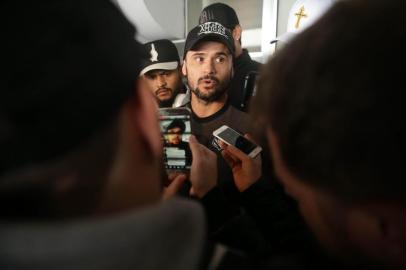  FLORIANÓPOLIS, SC, BRASIL, 21/08/2019: Atletas do Figueirense chegam a Florianópolis após confusão em Cuiabá e recebem apoio. Grupo de torcedores se reuniu no saguão do Aeroporto Hercílio Luz para recepcionar os jogadores.Na foto, o capitão da equipe, Zé Antônio (C). (Foto: Gabriel Lain/Diário Catarinense)Indexador: EMERSON SOUZA