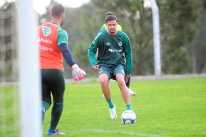  CAXIAS DO SUL, RS, BRASIL, 22/08/2019. Treino do Juventude no CT. O Ju se prepara para enfrentar o Ypiranga de Erechim, na última rodada da fase de classificação da sére C do Campeonato Brasileiro. Na foto, meia Rafael Bastos. (Porthus Junior/Agência RBS)Indexador: Porthus Junior                  