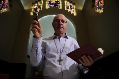  CAXIAS DO SUL, RS, BRASIL, 23/08/2019 - Padre Paulo Venturin, 59, pároco em Galópolis, diz ter o dom e abençoa as pessoas que o procuram com uma aliança de ouro, água benta e orações, curando-as de problemas como afta na boca, cobreiro e esporão de galo. (Marcelo Casagrande/Agência RBS)