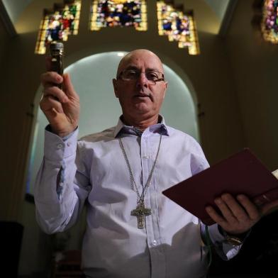  CAXIAS DO SUL, RS, BRASIL, 23/08/2019 - Padre Paulo Venturin, 59, pároco em Galópolis, diz ter o dom e abençoa as pessoas que o procuram com uma aliança de ouro, água benta e orações, curando-as de problemas como afta na boca, cobreiro e esporão de galo. (Marcelo Casagrande/Agência RBS)