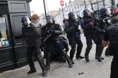 French Gendarmes move during a demonstration in the city of Bayonne, south-west France on August 24, 2019, on the sidelines of the annual G7 Summit attended by the leaders of the worlds seven richest democracies, Britain, Canada, France, Germany, Italy, Japan and the United States taking place in the seaside resort of Biarritz. - More than 9,000 anti-G7 protesters joined a mass march across the French-Spanish border as world leaders arrived for a summit in Biarritz just hours after activists clashed with police. Authorities remain on high alert, with Biarritz on lockdown and police deployed en masse in the neighbouring town of Bayonne as well to keep protesters at bay. (Photo by Thomas SAMSON / AFP)