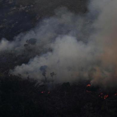 Smoke billows during a fire in an area of the Amazon rainforest near Porto Velho, RondoniaSmoke billows during a fire in an area of the Amazon rainforest near Porto Velho, Rondonia State, Brazil, Brazil August 21, 2019. REUTERS/Ueslei Marcelino ORG XMIT: HFSUMS7Local: PORTO VELHO ;BRAZIL