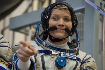  (FILES) In this file photo taken on November 14, 2018 NASA astronaut Anne McClain, a member of the International Space Station (ISS) expedition 58/59, attends her final exam at the Gagarin Cosmonauts Training Centre in Star City outside Moscow. - US space agency NASA is investigating what may be the first crime committed in outer space, The New York Times reported on August 24, 2019. Astronaut Anne McClain is accused of identity theft and improperly accessing her estranged wifes private financial records while on a sixth-month mission aboard the International Space Station (ISS), the Times said. (Photo by STR / AFP)Editoria: SCILocal: MoscowIndexador: STRSecao: space programmeFonte: AFPFotógrafo: STR