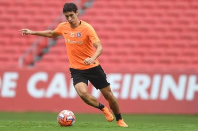 PORTO ALEGRE (RS), 15/2/2019: o volante Rodrigo Dourado participa de treino do Inter no Beira-Rio.