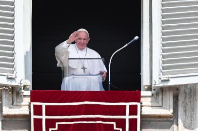  Pope Francis waves to worshipers as he speaks from the window of the apostolic palace overlooking St. Peters square during the weekly Angelus prayer on August 25, 2019 at the Vatican. (Photo by Vincenzo PINTO / AFP)Editoria: RELLocal: Vatican CityIndexador: VINCENZO PINTOSecao: popeFonte: AFPFotógrafo: STF