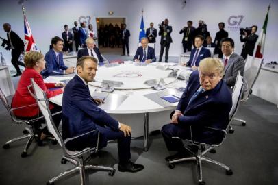  (L-R) Germanys Chancellor Angela Merkel, Canadas Prime Minister Justin Trudeau, Frances President Emmanuel Macron, Britains Prime Minister Boris Johnson, European Council President Donald Tusk, Italys Prime Minister Giuseppe Conte, US President Donald Trump and Japans Prime Minister Shinzo Abe attend  a working session on International Economy and Trade, and International Security Agenda in Biarritz, south-west France on August 25, 2019, on the second day of the annual G7 Summit attended by the leaders of the worlds seven richest democracies, Britain, Canada, France, Germany, Italy, Japan and the United States. (Photo by Andrew Harnik / POOL / AFP)Editoria: POLLocal: BiarritzIndexador: ANDREW HARNIKSecao: diplomacyFonte: POOLFotógrafo: STR