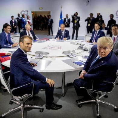  (L-R) Germanys Chancellor Angela Merkel, Canadas Prime Minister Justin Trudeau, Frances President Emmanuel Macron, Britains Prime Minister Boris Johnson, European Council President Donald Tusk, Italys Prime Minister Giuseppe Conte, US President Donald Trump and Japans Prime Minister Shinzo Abe attend  a working session on International Economy and Trade, and International Security Agenda in Biarritz, south-west France on August 25, 2019, on the second day of the annual G7 Summit attended by the leaders of the worlds seven richest democracies, Britain, Canada, France, Germany, Italy, Japan and the United States. (Photo by Andrew Harnik / POOL / AFP)Editoria: POLLocal: BiarritzIndexador: ANDREW HARNIKSecao: diplomacyFonte: POOLFotógrafo: STR