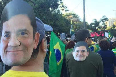 Um grupo de manifestantes se reuniu na Avenida Goethe, em Porto Alegre, na tarde deste domingo (25), para apoiar o presidente Jair Bolsonaro e o ministro Sergio Moro, pedir o veto do projeto de lei que trata sobre abuso de autoridade e impeachment do ministro do Supremo Tribunal Federal (STF) Dias Toffoli.