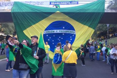 Um grupo de manifestantes se reuniu na Avenida Goethe, em Porto Alegre, na tarde deste domingo (25), para apoiar o presidente Jair Bolsonaro e o ministro Sergio Moro, pedir o veto do projeto de lei que trata sobre abuso de autoridade e impeachment do ministro do Supremo Tribunal Federal (STF) Dias Toffoli.