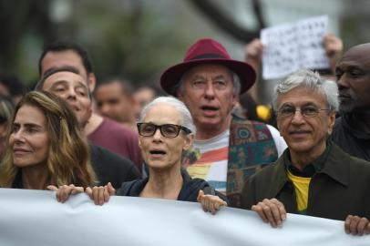 (L-R) Brazilian actresses Maite Proenca and Sonia Braga and musician Caetano Veloso attend a protest called by intellectuals and artists against the destruction of the Amazon rainforest, at Ipanema Beach in Rio de Janeiro, Brazil, on August 25, 2019. - Brazil on Sunday deployed two C-130 Hercules aircraft to douse fires devouring parts of the Amazon rainforest, as hundreds of new blazes were ignited ahead of nationwide protests over the destruction. More than half of the 79,513 fires recorded in Brazil this year are in the Amazon. (Photo by Mauro PIMENTEL / AFP)