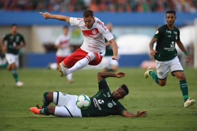 Pedro Lucas em lance com Rafael Vaz e Yago Felipe (D) em jogo do Goiás, 2 a 1, contra o Inter