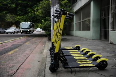 PORTO ALEGRE, RS, BRASIL, 26-02-2019: Patinetes da Yellow, sem estação, liberados para uso por aplicativo, estacionados na Rua Irmão José Otão. (Foto: Mateus Bruxel / Agência RBS)