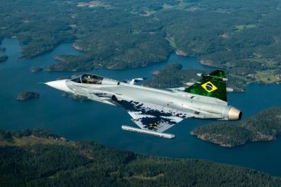 Saab @Linus SvenssonO novo caça sueco adquirido pela Força Aérea Brasileira (FAB) completou o primeiro voo nesta segunda-feira (26). A aeronave, do modelo Gripen E, saiu do aeródromo da empresa Saab, em Linköping, e sobrevoou o espaço aéreo durante 65 minutos. Já nas cores do Brasil e com o nome da FAB na fuselagem, o caça passou por testes de capacidade de manobra e qualidade de voo em diferentes altitudes e velocidades. O ensaio, conduzido pelo piloto de testes da Saab, Richard Ljungberg, foi bem-sucedido, segundo a fabricante sueca.