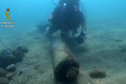 This handout picture released by the Spanish Guardia Civil on August 26, 2019 shows a diver checking a bomb, dating back to Spains 1936-9 civil war, and containing 70 kilos (150 pounds) of trinitrotoluene, a highly volatile substance, found 25 meters from the shore in Barcelona. - The bomb was detonated near the beach in Barcelona where it was discovered at the weekend, prompting the evacuation of sun-seekers, police said. (Photo by Handout / Spanish Guardia Civil / AFP) / RESTRICTED TO EDITORIAL USE - MANDATORY CREDIT AFP PHOTO / HANDOUT / SPANISH GUARDIA CIVIL - NO MARKETING - NO ADVERTISING CAMPAIGNS - DISTRIBUTED AS A SERVICE TO CLIENTS