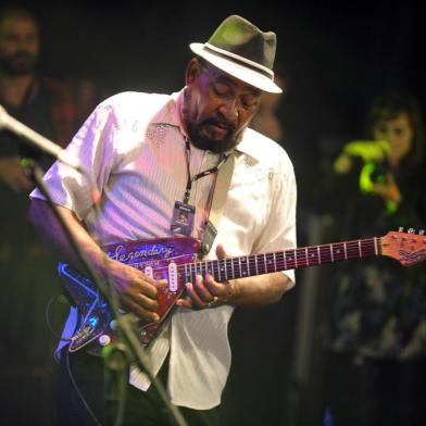  CAXIAS DO SUL, RS, BRASIL 28/11/2015oitava edição do Mississippi Delta Blues Festival acontece nos dias 26, 27 e 28 de novembro, na Estação Férrea, em Caxias do Sul. Na foto:Super Chikan no palco principl (Felipe Nyland/Agência RBS)