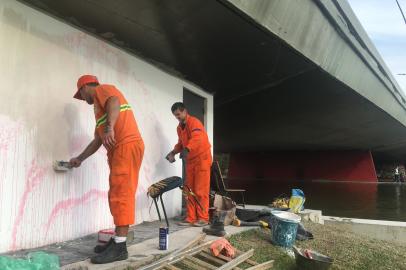 Largo dos Açorianos foi pichado poucos dias depois da reinauguração. Prefeitura trabalha para pintar local.