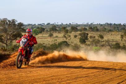  O caxiense Gregório Caselani fechou a segunda etapa de do Rally dos Sertões, ontem, na segunda colocação das motos. A competição teve início no final de semana e nesta segunda-feira foi de Costa Rica (MS) a Barra do Garças (MT), percorrendo 647 quilômetros. O mineiro Tunico Maciel é o líder.