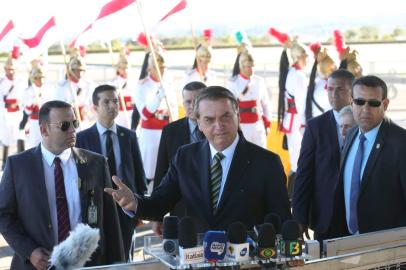 O presidente Jair Bolsonaro fala à imprensa no Palácio da Alvorada