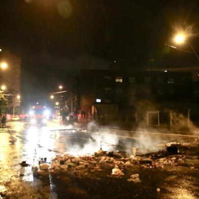  PORTO ALEGRE, RS, BRASIL - 24/03/2018 - Moradores de condomínio na Princesa Isabel fazem protesto após suspeito ser morto pela BM. (Jefferson Botega/Agência RBS)Indexador: Jefferson Botega