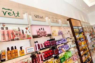  PORTO ALEGRE, RS, BRASIL, 7/3/2012, 15h01: Produtos de perfumaria, estética e beleza com marca própria da Panvel, expostos na loja da Av. Goethe. (Foto: Carlos Macedo / Diário Gaúcho / Especial)