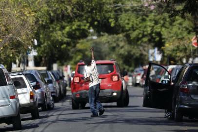  PORTO ALEGRE, RS, BRASIL, 27-08-2019: Flanelinhas em Porto Alegre. O prefeito de Porto Alegre, Nelson Marchezan Junior, deve enviar em breve à Câmara de Vereadores um projeto de lei que proíbe a atividade de guardadores de veículos. (Foto: Mateus Bruxel / Agência RBS)Indexador: Mateus Bruxel