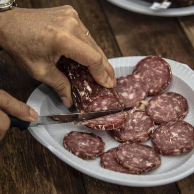 ESTEIO (RS): Na Expointer, no Pavilhão da Agricultura Familiar, avaliadores selecionam os melhores salame em degustação às cegas