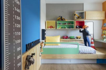 Daniela Zoppas, quarto, dormitório, criança, azul, verde, vermelho, madeira, cama, tablado, nicho, prateleira