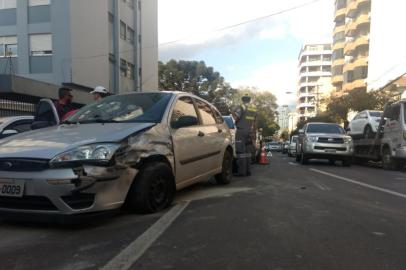 Um suspeito foi preso após roubar um carro em um hipermercado de Caxias do Sul na tarde desta terça-feira (27). A fuga do ladrão não durou duas quadras, pois ele colidiu o Focus na traseira de uma caminhonete Sportage pouco antes da esquina com a Rua Visconde de Pelotas.