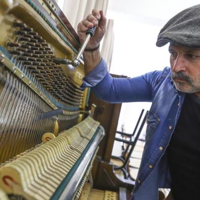  PORTO ALEGRE, RS, BRASIL, 27/08/2019: Afinação de piano doado a escola. Cobertura faz parte de um perfil sobre Person Losekan, afinador de pianos que promove e apoia doaçõesIndexador: ISADORA NEUMANN